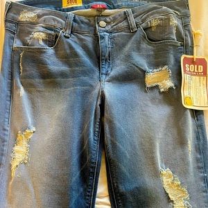 Design Lab SOLD distressed jeans NWT 138$ sz31.  Super cute jeans!!